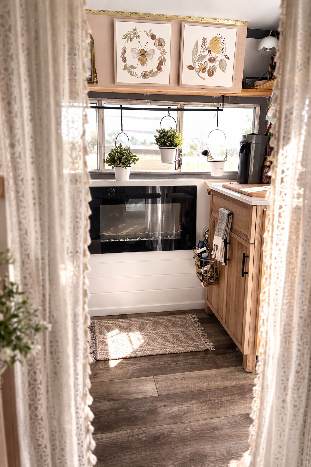 Honeybee Hideaway at Hive & Home 🐝 Cozy Vintage Camper Stay