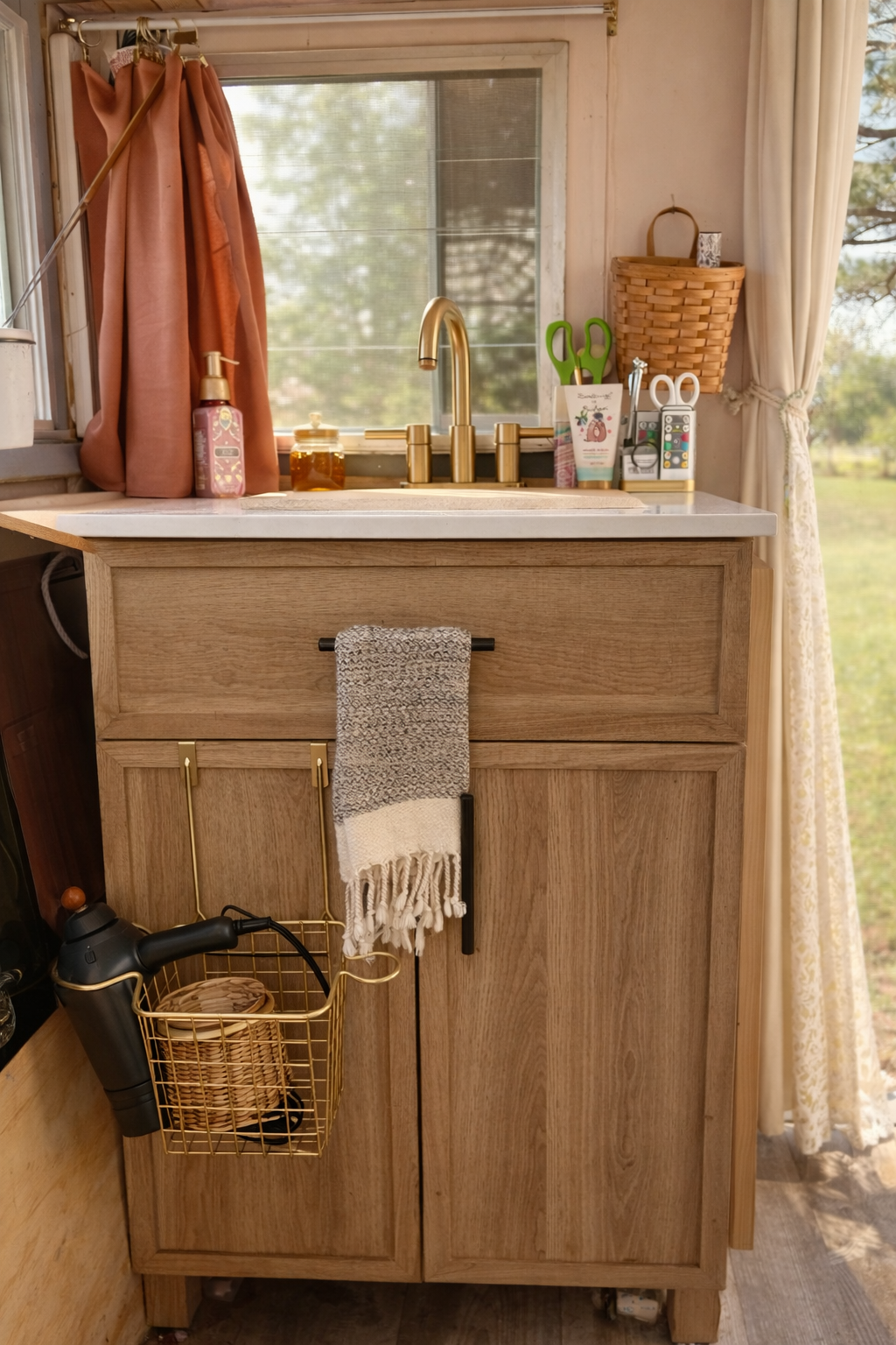 Honeybee Hideaway at Hive & Home 🐝 Cozy Vintage Camper Stay