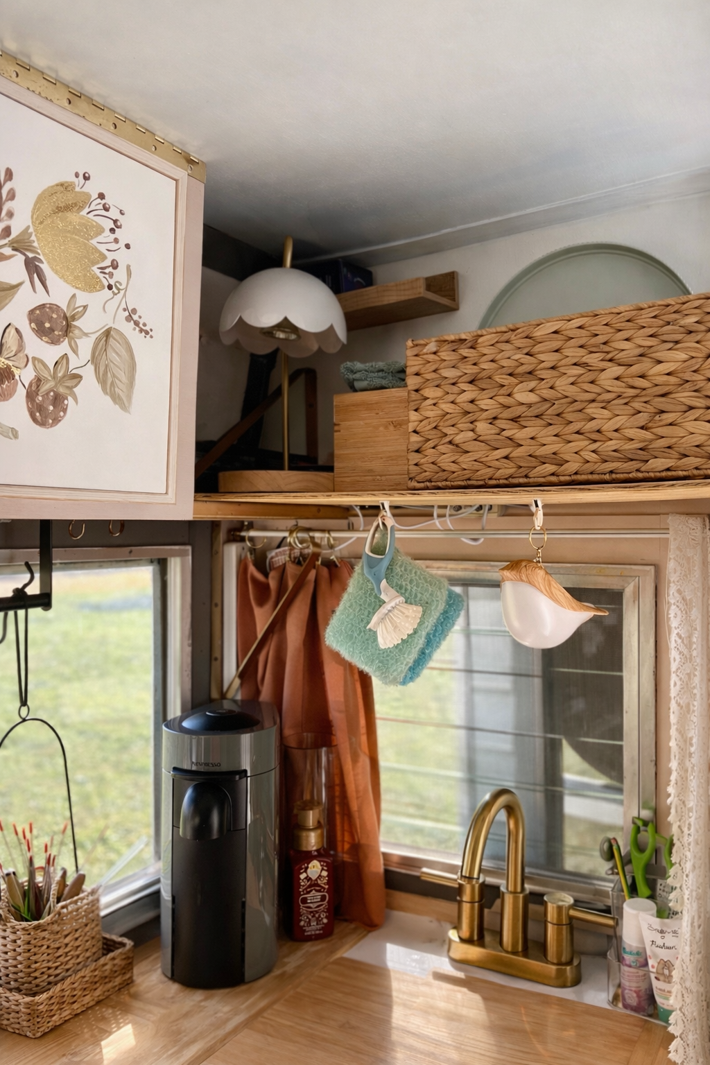 Honeybee Hideaway at Hive & Home 🐝 Cozy Vintage Camper Stay